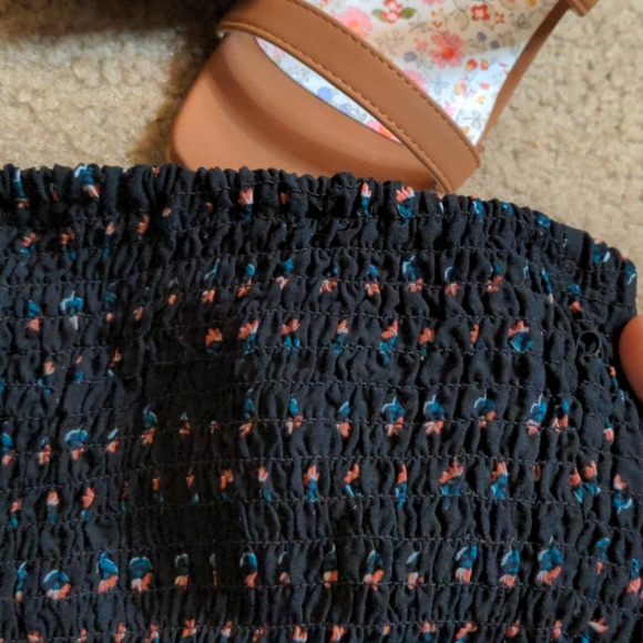 🌼Medium Black + Floral Crop Top🌼 - Picture 7 of 7